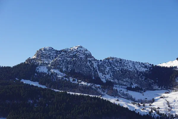 Les reliefs enneigés vus de La Joyère au Grand-Bornand ; illustration de la station.