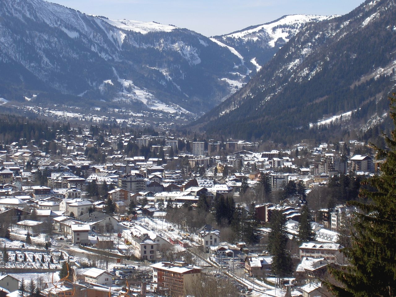 Chamonix et sa vallée sous la neige en février 2003 ; illustration du paysage hivernal.
