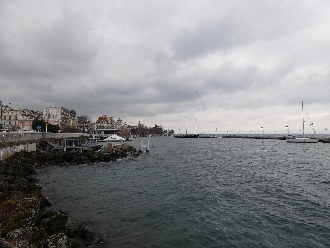 Les quais et le Léman à Évian en janvier 2021.