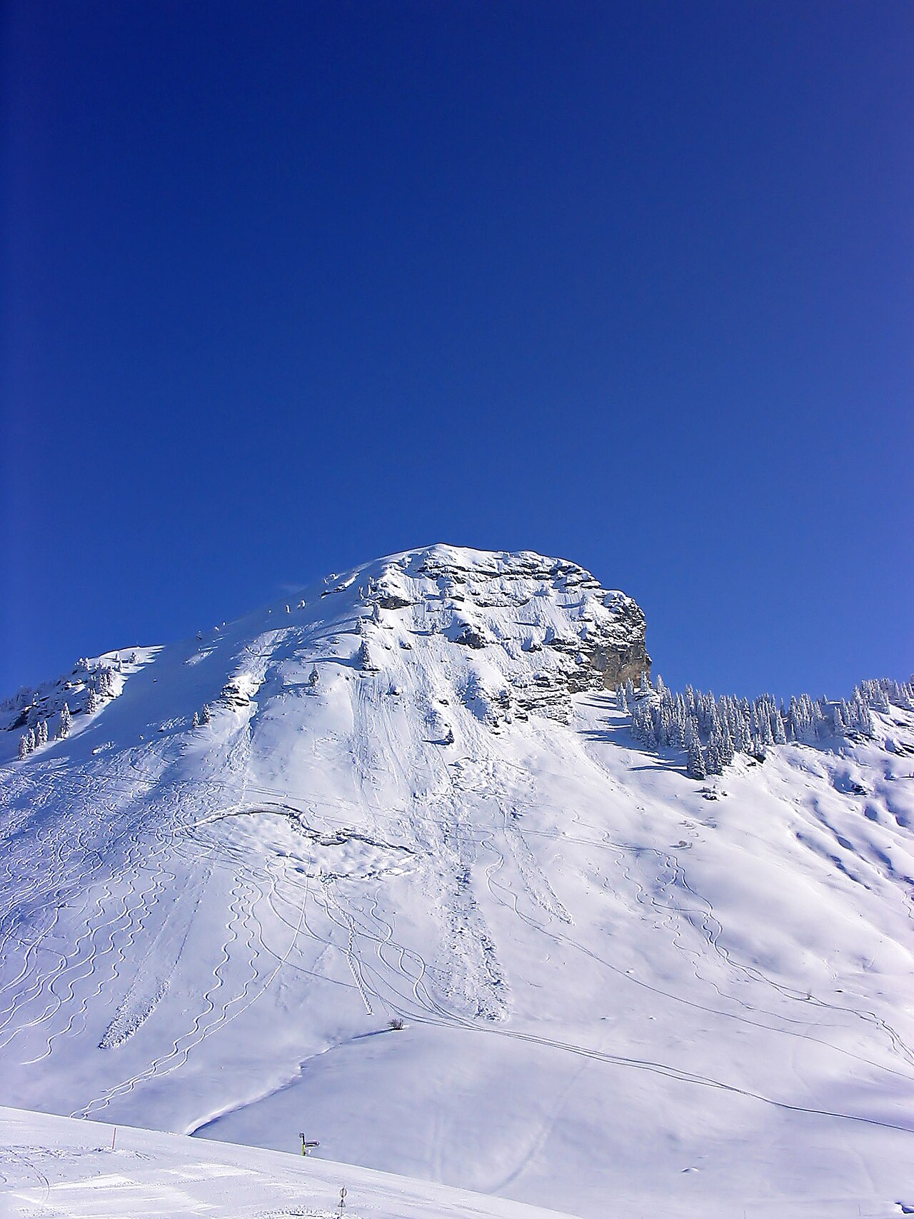 Reliefs enneigés dans les environs de Morzine en février 2005 ; illustration du paysage, sans représenter un parcours précis.