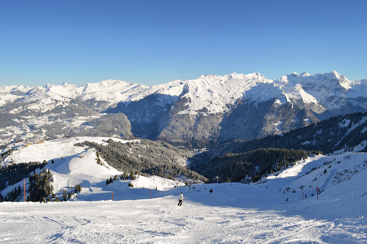 Pistes et paysage enneigé du Grand Massif vers Samoëns, depuis la Tête des Saix, en février 2014.