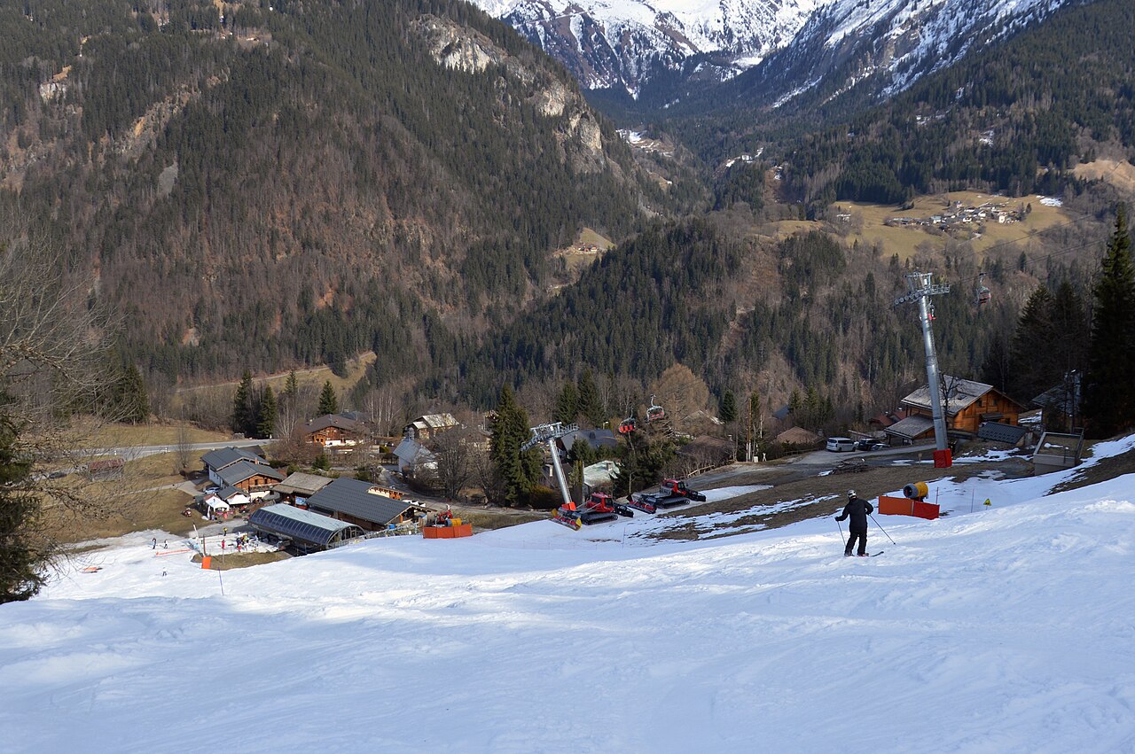 La piste des Chattrix à Saint-Gervais, photographiée en mars 2025. Illustration du ski alpin.