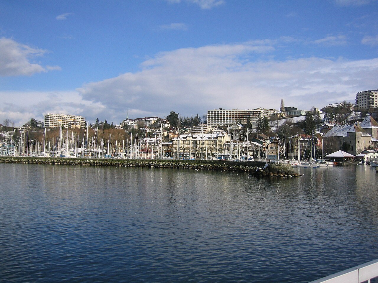 Le port de Rives et Thonon avec de la neige sur les toits en mars 2005 ; illustration des conditions froides.