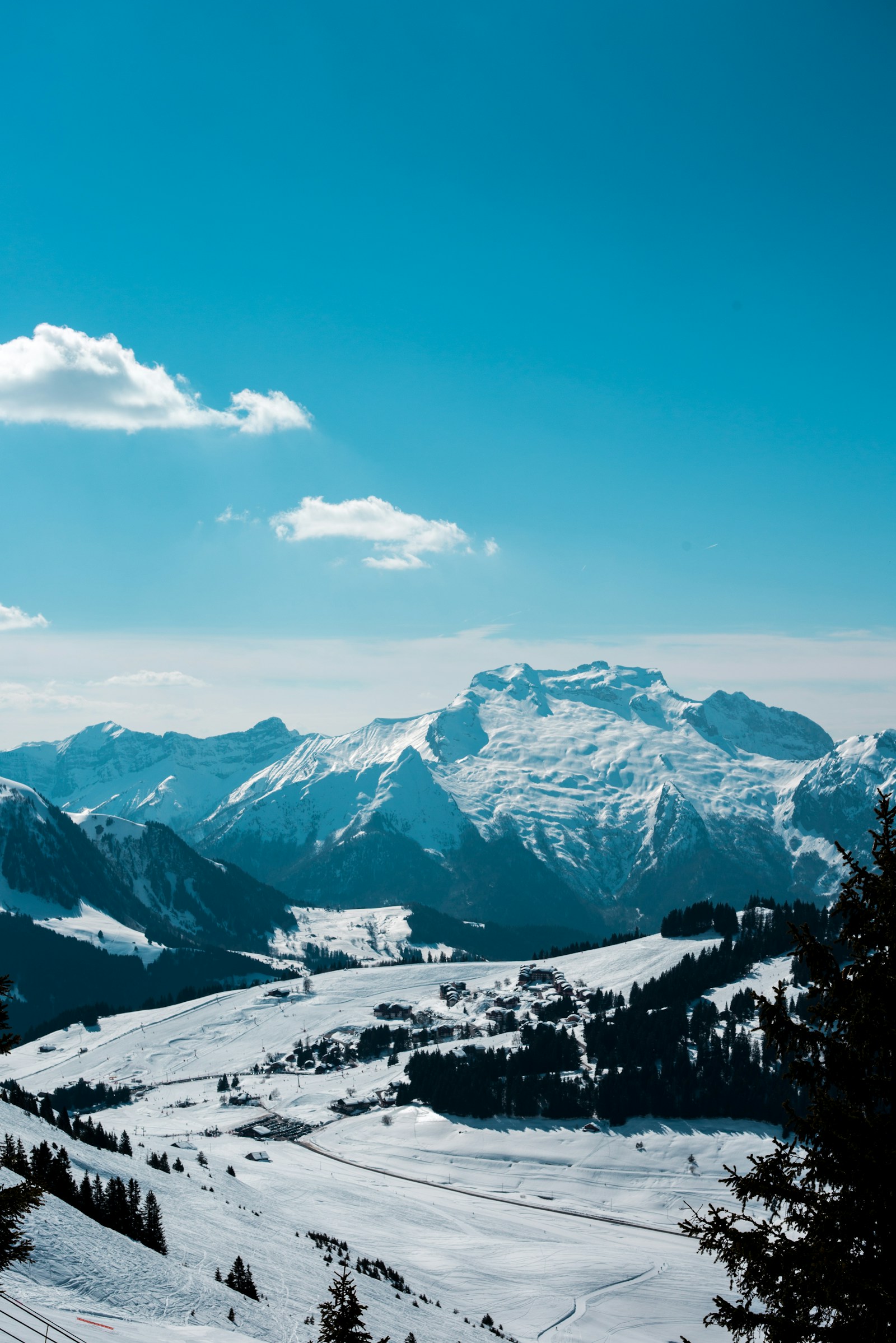 Paysage enneigé à La Clusaz ; illustration du cadre de la sortie de ski alpin.