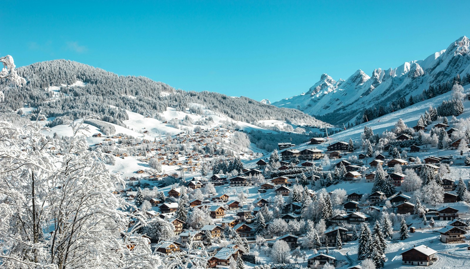 La Clusaz sous la neige, au pied des reliefs des Aravis.