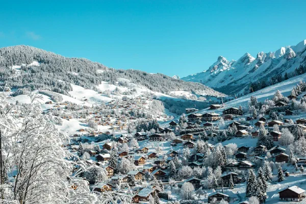 La Clusaz sous la neige, au pied des reliefs des Aravis.