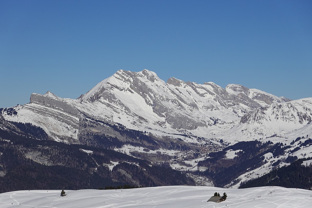La chaîne du Bargy vue depuis les Frêtes de Colomban à Manigod, en février 2020 ; illustration du paysage hivernal.