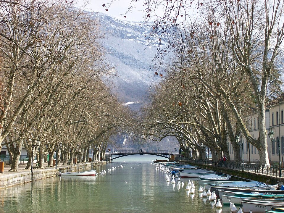 Le canal du Vassé et le Pont des Amours en hiver.
