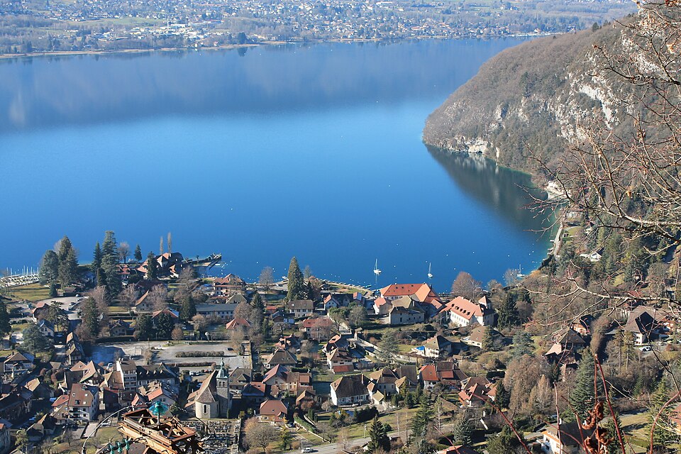 La baie de Talloires en hiver, vue depuis les hauteurs ; illustration du secteur de la plage.