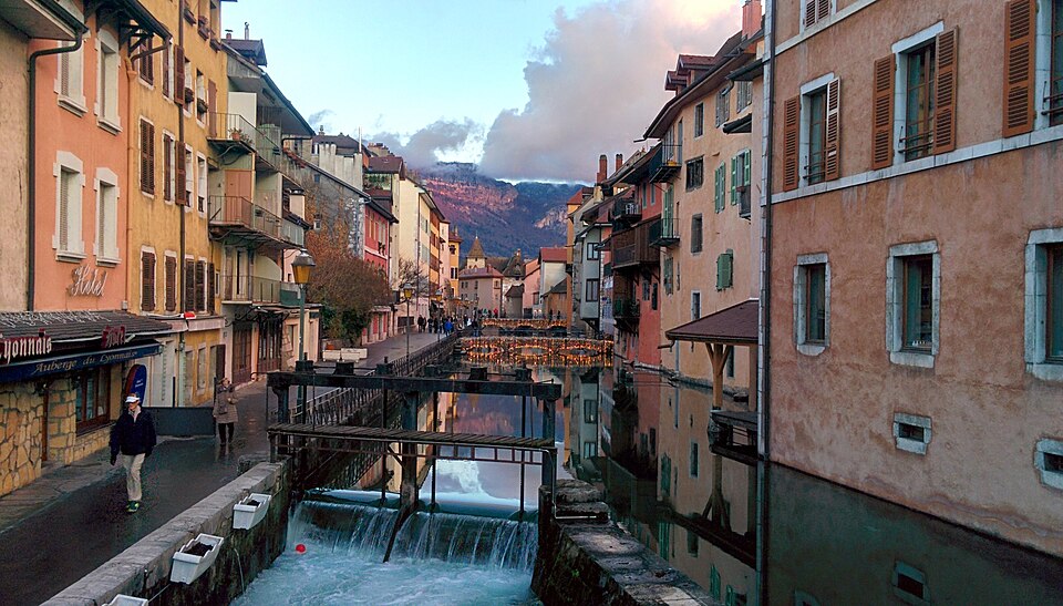Le Thiou et la vieille ville d’Annecy en hiver.