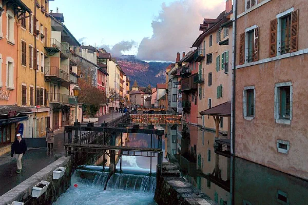 Le Thiou et la vieille ville d’Annecy en hiver.