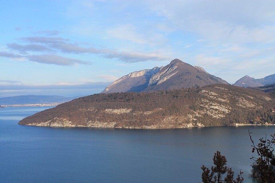 Le Roc de Chère en hiver, vu depuis les hauteurs de Duingt.